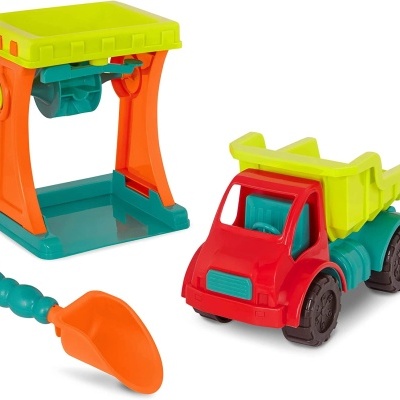 Brinquedos plásticos coloridos: pá, camião de basculante e estrutura de construção