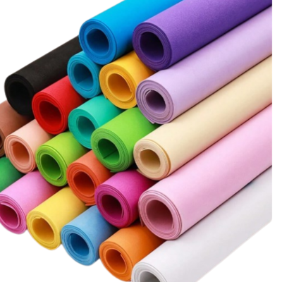 Folhas de EVA coloridas em rolo empilhadas em pirâmide