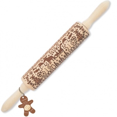 Rolo de massa de madeira com gravações decorativas natalícias e etiqueta em forma de boneco de gengibre