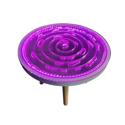 Mesa redonda em resina com luz LED roxa e pernas de madeira