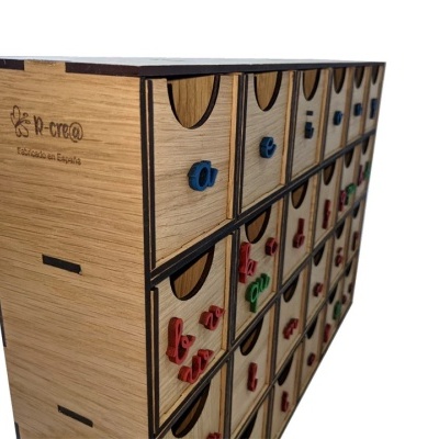 Caixa organizadora de madeira clara com múltiplas gavetas e puxadores coloridos.