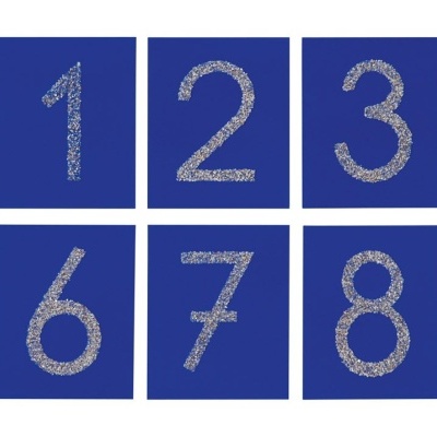 Conjunto de números 0 a 9 em blocos quadrados azuis com textura cinzenta