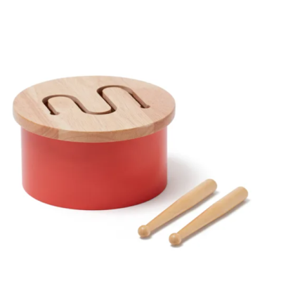 Tambor infantil vermelho com tampa de madeira clara e baquetas