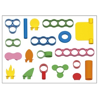 Acessórios de plástico coloridos variados em fundo branco