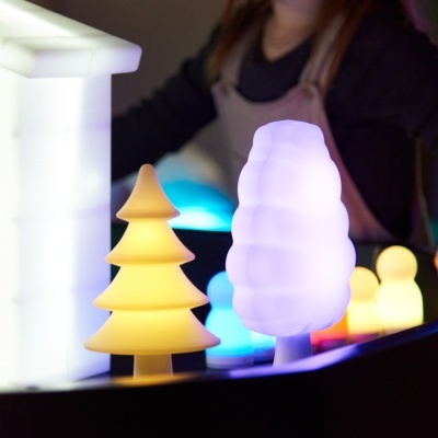 Lâmpadas LED decorativas em formas variadas e cores diferentes em ambiente interior