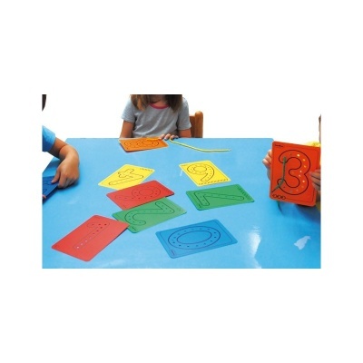 Cartões coloridos com números para traçar sobre mesa azul