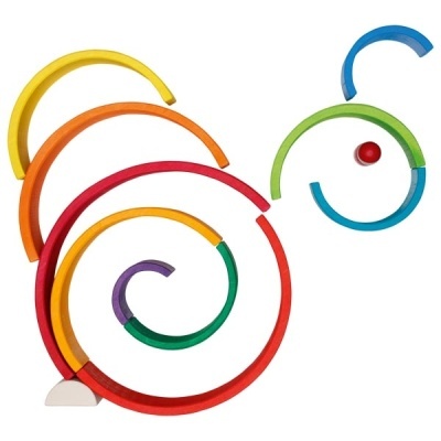 Conjunto de arcos coloridos de madeira organizados em espiral sobre fundo branco