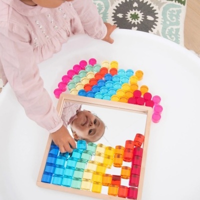 Mosaico infantil com peças plásticas coloridas e espelho