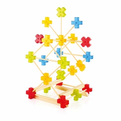 Brinquedo de construção de madeira colorido com cruzes e palitos