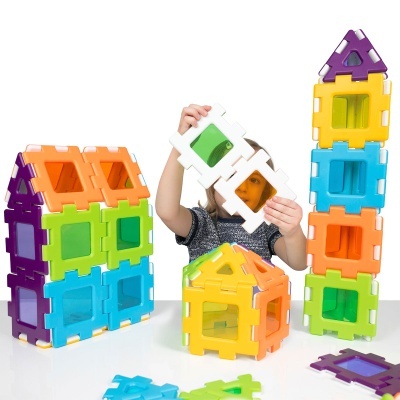 Brinquedo de construção plástico multicolorido com peças quadradas e triangulares