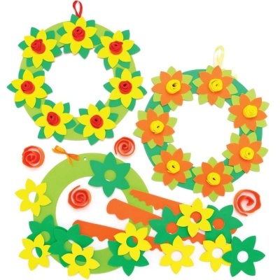 Três coroas de flores coloridas em espuma para decoração