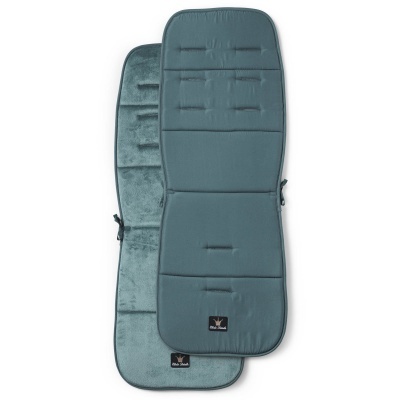 Colchões ou almofadas azuis de tecido com diferentes texturas