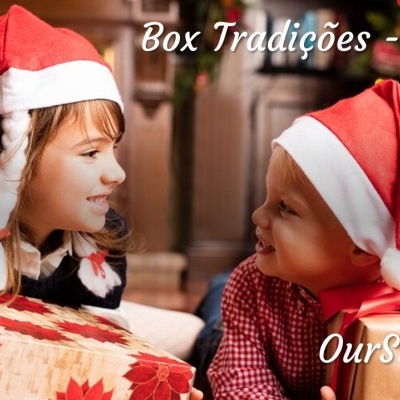 Crianças com gorros de Pai Natal e caixas de presente em ambiente natalício