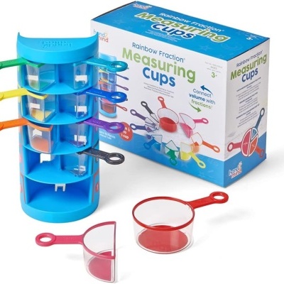 Conjunto de copos medidores coloridos com base azul e embalagem