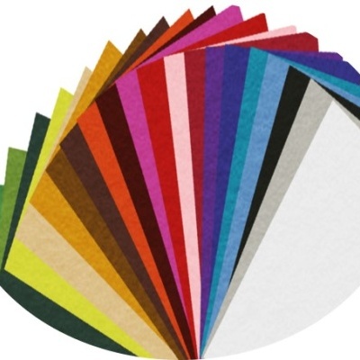 folhas de feltro coloridas dispostas em leque