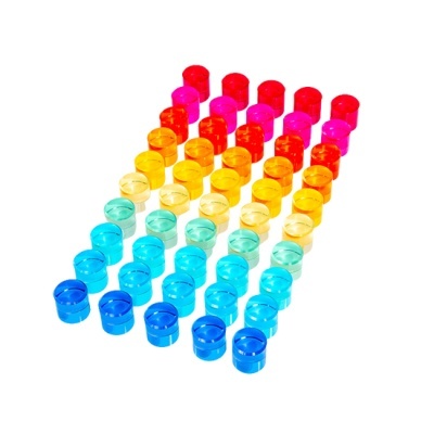 Cápsulas plásticas coloridas organizadas em linhas