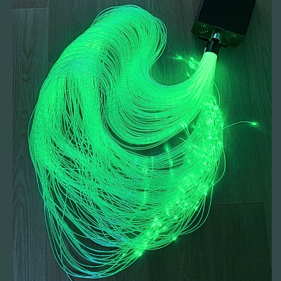 Cabos de fibra ótica verdes luminosos com caixa preta