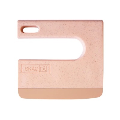 Cortador de massa cor de rosa com padrão salpicado e texto SKAGFÄ