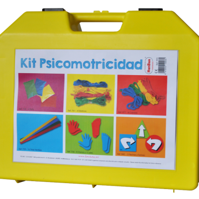 Estojo amarelo com kit de psicomotricidade contendo tecidos, cordas, palitos coloridos e recortes em forma de mãos, pés e setas.