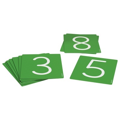 Cartas verdes com números brancos 3, 5 e 8