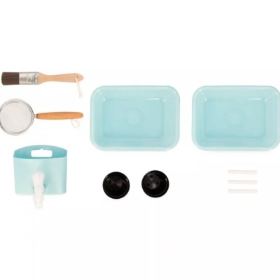 Conjunto de utensílios de cozinha azuis e madeira em fundo branco