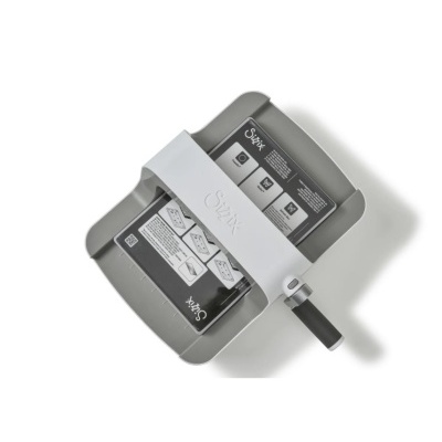 Cortadora manual Sizzix cinza e branca com alavanca preta e instruções visíveis.