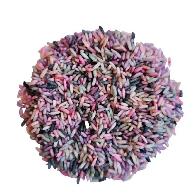 Porção de arroz colorido em rosa, roxo, branco e preto sobre fundo branco