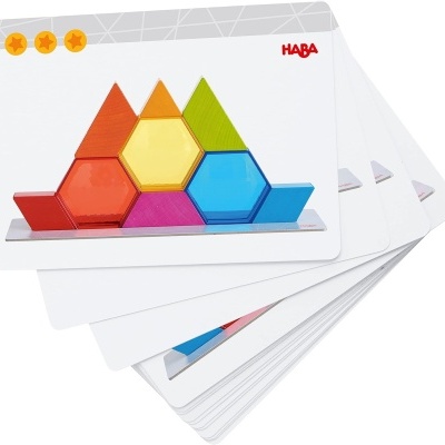 Cartões com desafios de peças geométricas de madeira coloridas da marca HABA