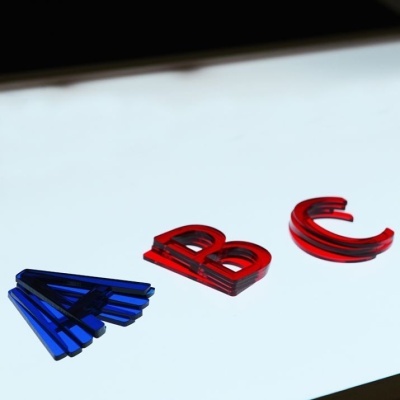 Letras acrílicas coloridas A azul, B e C vermelhas em superfície branca