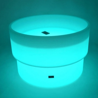 Frasco azul translúcido fosco com tampa ampla e etiquetas pretas