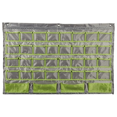 Organizador de tecido cinza com bolsos verdes para pendurar