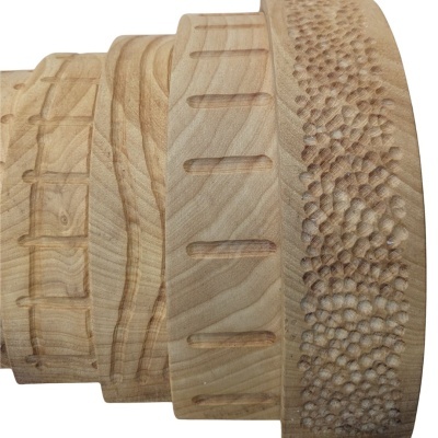 quatro peças de madeira com diferentes padrões esculpidos