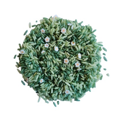 Arroz tingido de verde com pequenas flores brancas e laranja