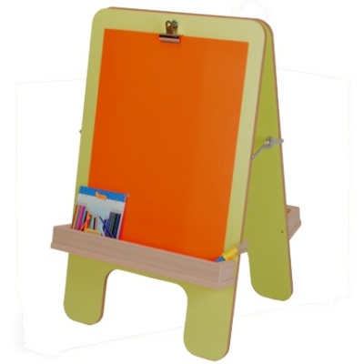 Quadro infantil de madeira verde claro e laranja com suporte e lápis coloridos.