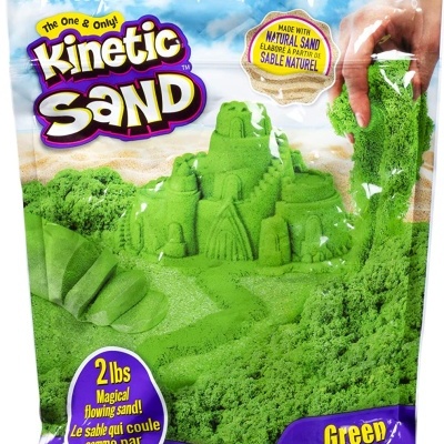 Embalagem de Kinetic Sand verde com castelo de areia e mão a segurar areia