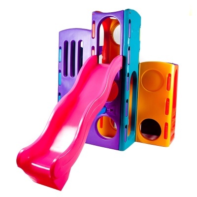 Parque infantil em plástico colorido com escorrega rosa e paredes em roxo, azul e amarelo