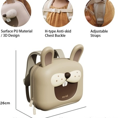 Mochila infantil bege com design 3D de coelho e alças ajustáveis