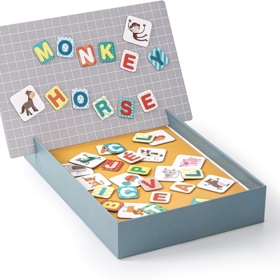 Jogo de peças de letras coloridas e animais em caixa azul