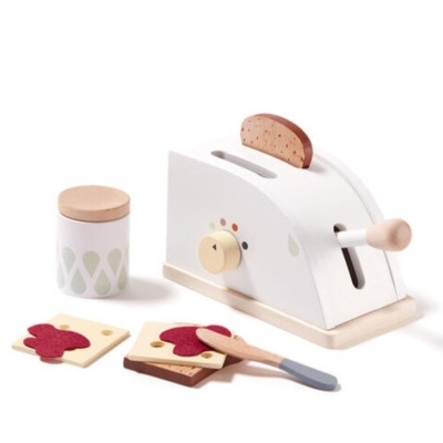 Brinquedo de cozinha com torradeira branca, torrada e acessórios em madeira e feltro