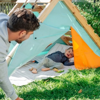 Tenda infantil de campismo triangular com estrutura em madeira e tecido colorido