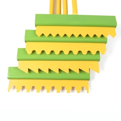 Cinco espátulas com cabo amarelo e ponta verde e amarela em diferentes formatos dentados