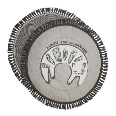 Tapete redondo cinza com franjas pretas e ilustração de gato