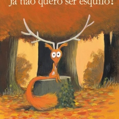 Capa de livro 'Já não quero ser esquilo!' com ilustração de esquilo com galhadas numa floresta de outono.