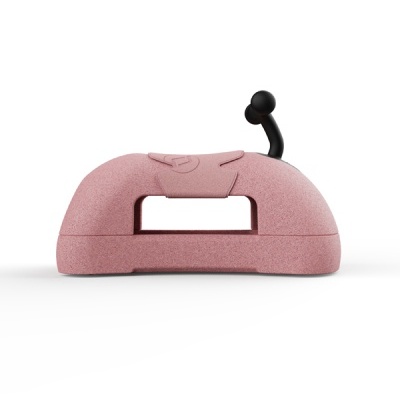 Aparelho de cozinha rosa com alça preta e textura granulada