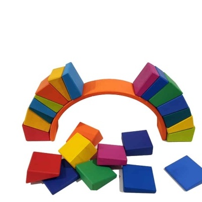 Blocos de madeira coloridos e soltos em fundo branco