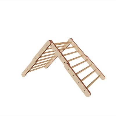 Escada de madeira clara triangular com degraus