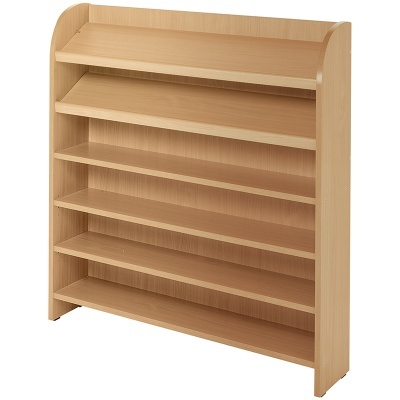 Estante de madeira com seis prateleiras, em tom claro, com laterais arredondadas