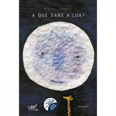 Capa do livro ilustrada com a lua e girafa, texto A QUE SABE A LUA?