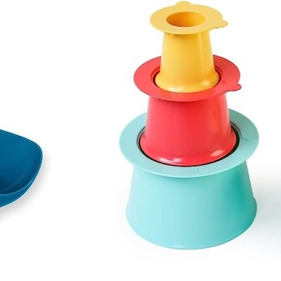 Brinquedos de plástico coloridos para crianças, incluindo ancinho, pá e empilhador, sobre fundo branco