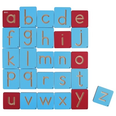 Letras minúsculas do alfabeto em placas de madeira azuis e vermelhas